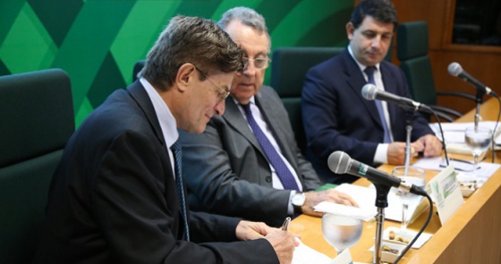 Representante FAO no Brasil, Alan Bojanic, e o presidente do Sistema CNA/SENAR, João Martins, assinam carta de acordo para a execução do PRADAM