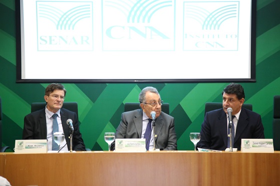 À direita, o secretário executivo do SENAR, Daniel Carrara.